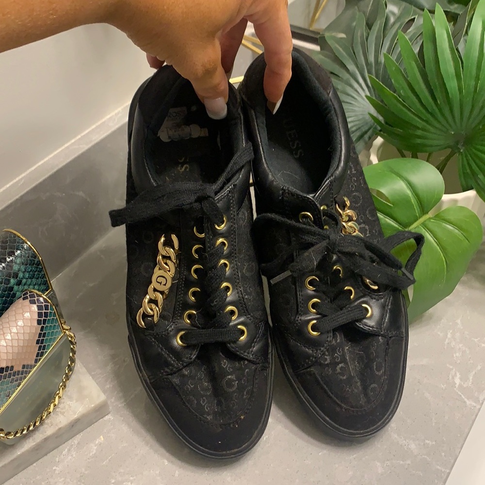 Guess black snickers gold chain 10